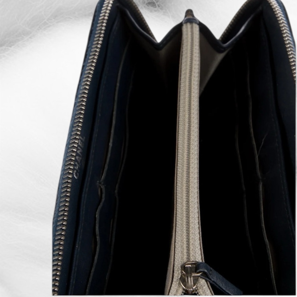 CHANEL Dark Green Quilted Wallet with Silver Logo - Picture 2 of 3